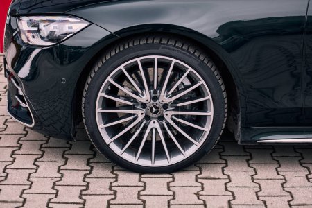 Foto de The 21 inch alloy whell of luxurious Mercedes S Class. Size: 265/35 R21 Continental tire. Katowice, Poland - 02.02.2021 - Imagen libre de derechos