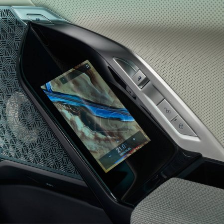 Téléchargez les photos : Un écran tactile qui vous permet de contrôler toutes les fonctions de la voiture se trouve sur la porte arrière de la nouvelle BMW Série 7 luxueuse. Pologne, Katowice, 14.05.2022 - en image libre de droit