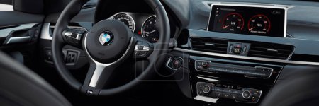 Foto de Volante e interior del BMW X1 en la versión M Sport. Vista desde el asiento trasero. Katowice / Polonia, 31.07.2021 - Imagen libre de derechos