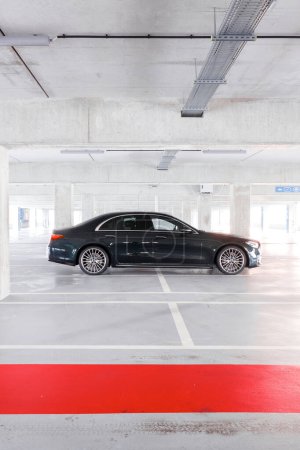 Foto de Lujoso Mercedes Clase S, de pie en un estacionamiento subterráneo vacío. Vista lateral de la silueta. Katowice, Polonia - 02.02.2021 - Imagen libre de derechos