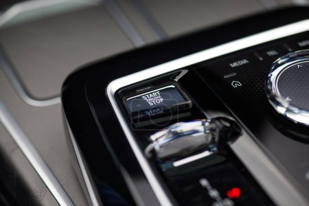 Foto de BMW Serie 7, G70, una limusina premium moderna. Consola central con interruptor de selección de engranajes de cristal y perilla de función. A la venta desde 2023. Polonia, Katowice 03.05.2023 - Imagen libre de derechos