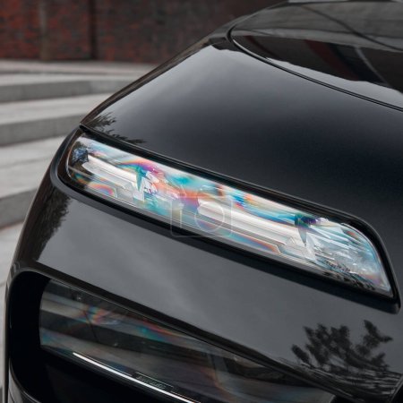 Foto de BMW Serie 7, G70, una limusina premium moderna. Faros con cristales de Swarovski. A la venta desde 2023. Polonia, Katowice 03.05.2023 - Imagen libre de derechos
