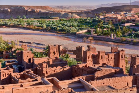 Blick vom Gipfel des Ksar auf Ait ben haddou, eine Festung, die in die UNESCO-Liste der Denkmäler aufgenommen wurde. Südliche Provinzen, Marokko.