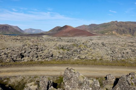 Ein Blick auf den Feldweg zwischen den Lavafeldern. Helgafellssveit, Island.