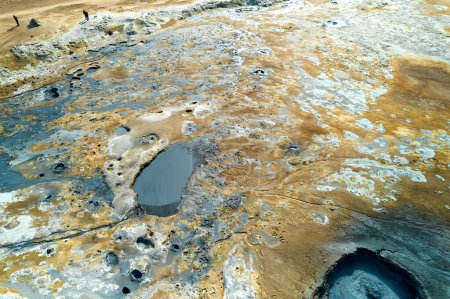 Hverir, Islande. Une zone géothermique irréelle, rouge orangé nu, au pied de Namafjall. Plein de fumerolles, piscines de boue, évents de vapeur. C'est sur la route 1. Il est également appelé Namaskard Hverir.