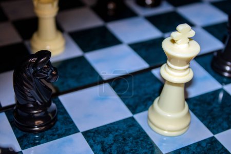 Le chevalier pièce d'échecs échec mat le roi