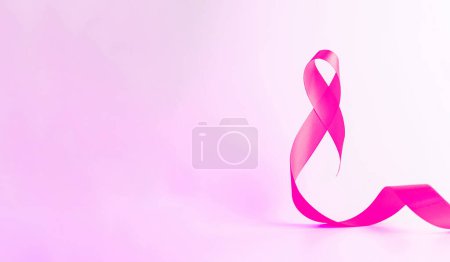 Téléchargez les photos : Bannière ruban rose. Symbole des soins de santé ruban rose sur fond blanc. Soutien femme cancer du sein avec espace de copie - en image libre de droit