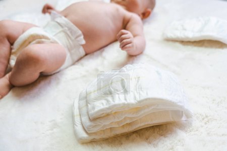 Foto de Cambio de pañales banner para niños recién nacidos. Feliz bebé lindo en pañal. Cuidado de niños fondo blanco. Cuidado del recién nacido, cólicos, dientes, régimen del día del recién nacido - Imagen libre de derechos