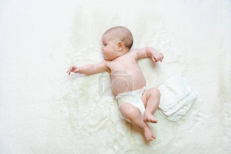 Téléchargez les photos : Bannière pour bébé nouveau-né. Garde d'enfants fond blanc. Joyeux bébé mignon en couches. Concept d'enfance, de maternité, de vie, de naissance. Espace de copie - en image libre de droit