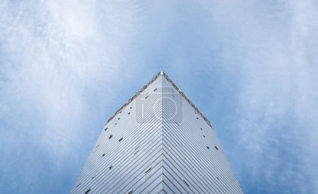 Téléchargez les photos : Immeuble de bureaux moderne à Kuala Lumpur. Vue à angle bas, fond bleu ciel. Espace de copie. - en image libre de droit