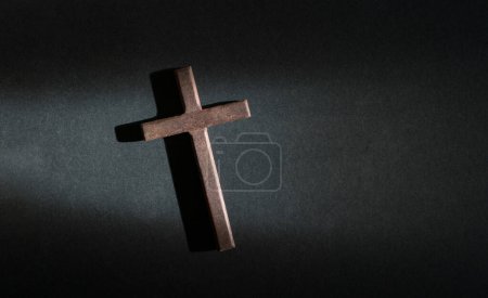 Foto de Crucifijo cruz de madera aislada sobre fondo oscuro. Vista superior. Copiar espacio. - Imagen libre de derechos