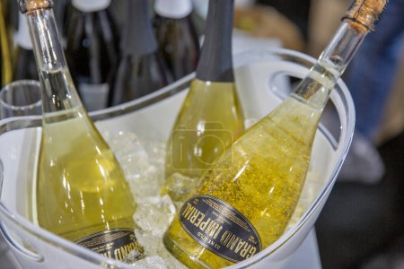 Téléchargez les photos : Kiev, Ukraine - 02 novembre 2021 : Grand Imperial Gold bouteilles de vin mousseux dans un seau à glace à Wine and Spirits Exhibition, événement principal pour le marché du vin et des spiritueux en Europe de l'Est. - en image libre de droit
