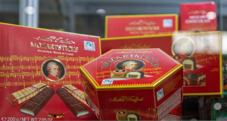 Foto de Kiev, Ucrania - 04 de noviembre de 2021: Mozart caramelos de chocolate con leche en Wine and Spirits Exhibition. El mayor productor de Mozartkugeln es la empresa alemana Reber Specialities. - Imagen libre de derechos