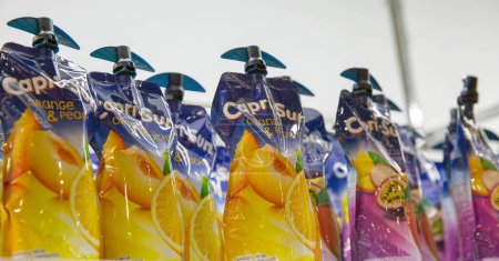 Foto de Kiev, Ucrania - 04 de noviembre de 2021: Primeros planos de zumos y néctares Capri-Sun en la Exposición de Vinos y Licores. Es una marca alemana de bebidas concentradas de zumo propiedad de Capri Sun Group Holding, Alemania.. - Imagen libre de derechos