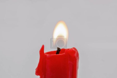 Foto de Quemadura pequeña vela roja stub primer plano sobre fondo blanco - Imagen libre de derechos