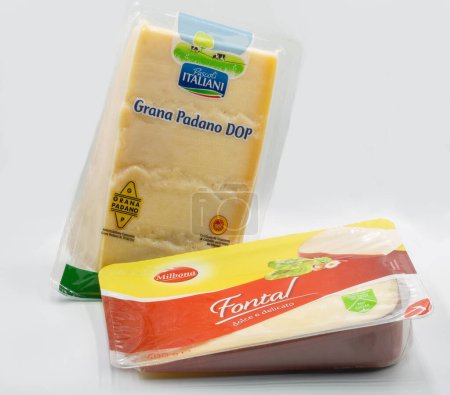 Foto de Kiev, Ucrania - 06 de noviembre de 2021: Sesión de estudio de los paquetes italianos de queso Grana Padano DOP y Fontal en primer plano sobre fondo blanco. - Imagen libre de derechos