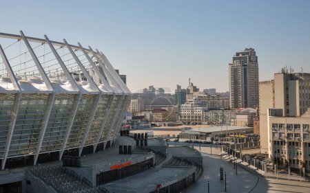 Téléchargez les photos : Kiev, Ukraine - 23 février 2023 : Paysage urbain avec complexe sportif national Olimpiyskiy dans le district de Pechersk à Kiev. Trinity Square dans le backgtound. - en image libre de droit