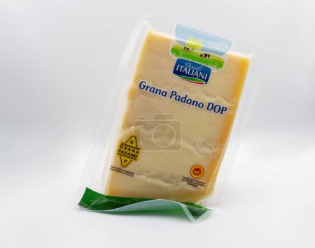 Foto de Kiev, Ucrania - 06 de noviembre de 2021: Sesión de estudio de primer plano del paquete de queso Grana Padano DOP italiano sobre fondo blanco. - Imagen libre de derechos