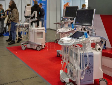 Téléchargez les photos : Kiev, Ukraine - mars 29, 2023 : GE Healthcare ultrasound medical diagnostic equipment company booth during exhibition in MVC. - en image libre de droit