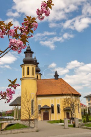 Foto de Rama de flor de cerezo e Iglesia del Santo Gran Mártir Jorge el Victorioso en el fondo. Uzhhorod, Ucrania. - Imagen libre de derechos
