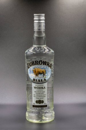 Téléchargez les photos : Kiev, Ukraine - 08 février 2023 : Tournage en studio de la bouteille de vodka Zubrowka Biala contre du noir. C'est une liqueur de vodka polonaise aromatisée, qui contient une lame d'herbe de bison dans chaque bouteille. - en image libre de droit
