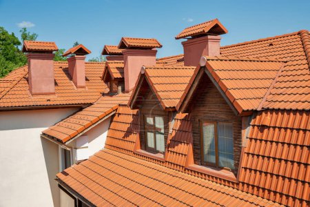 Foto de Casa con azulejos moderno techo naranja primer plano - Imagen libre de derechos