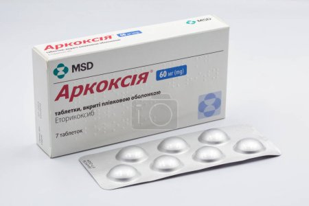 Téléchargez les photos : Kiev, Ukraine - 16 juillet 2022 : Arcoxia 60 mg comprimés d'étoricoxib, produit d'un gros plan de TMS. Inhibiteur sélectif de la cyclooxygénase-2 (COX-2). Anti-inflammatoire. - en image libre de droit