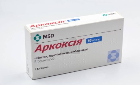 Téléchargez les photos : Kiev, Ukraine - 16 juillet 2022 : Arcoxia 60 mg Etoricoxib comprimés boîte, produit de MSD gros plan. Inhibiteur sélectif de la cyclooxygénase-2 (COX-2). Anti-inflammatoire. - en image libre de droit