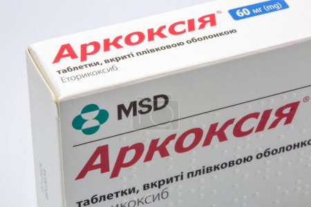 Téléchargez les photos : Kiev, Ukraine - 16 juillet 2022 : Arcoxia 60 mg Etoricoxib comprimés boîte, produit de MSD gros plan. Inhibiteur sélectif de la cyclooxygénase-2 (COX-2). Anti-inflammatoire. - en image libre de droit