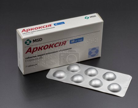 Téléchargez les photos : Kiev, Ukraine - 16 juillet 2022 : Arcoxia 60 mg comprimés d'étoricoxib, produit d'un gros plan de TMS. Inhibiteur sélectif de la cyclooxygénase-2 (COX-2). Anti-inflammatoire. - en image libre de droit