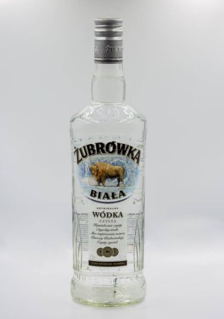 Téléchargez les photos : Kiev, Ukraine - 08 février 2023 : Tournage en studio de la bouteille de vodka Zubrowka Biala contre du blanc. C'est une liqueur de vodka polonaise aromatisée, qui contient une lame d'herbe de bison dans chaque bouteille. - en image libre de droit