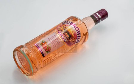 Téléchargez les photos : Kiev, Ukraine - 09 juin 2023 : Tournage en studio de la bouteille de vodka Zubrowka Rose contre du blanc. C'est une liqueur de vodka polonaise aromatisée. - en image libre de droit