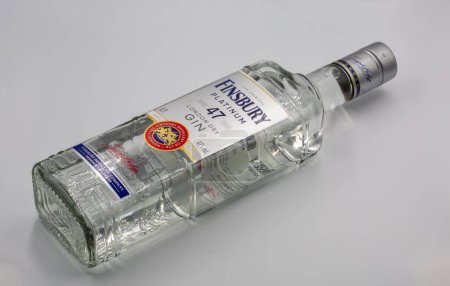 Téléchargez les photos : Kiev, Ukraine - juin 09, 2023 : Finsbury Platinum London bouteille de gin sec gros plan sur fond noir. - en image libre de droit