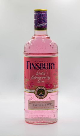 Téléchargez les photos : Kiev, Ukraine - octobre 05, 2023 : Finsbury Wild Strawberry gin bottle closeup on white background. - en image libre de droit