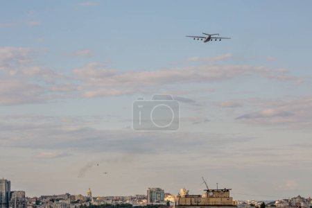 Téléchargez les photos : Kiev, Ukraine - 22 août 2021 : Paysage urbain estival aérien avec l'avion volant Antonov AN-225 Mriya pendant le défilé dédié à la fête de l'indépendance de l'Ukraine. Il a été détruit lors de l'invasion russe en 2022. - en image libre de droit