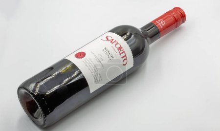 Téléchargez les photos : Kiev, Ukraine - 08 février 2023 : Tournage studio de Saporito Merlot Raboso Bouteille de vin sec rouge italienne gros plan sur fond blanc. - en image libre de droit