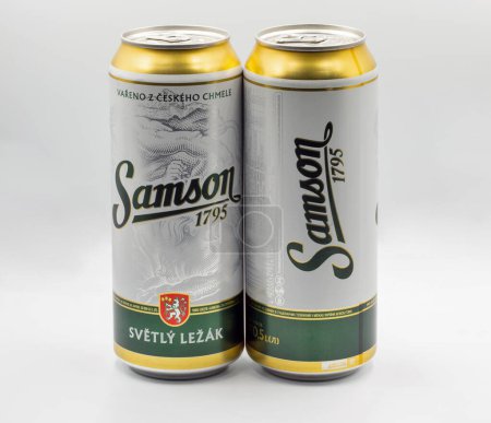 Téléchargez les photos : Kiev, Ukraine - 20 juillet 2023 : Tournage de Samson Czech light beer cans gros plan sur blanc. - en image libre de droit