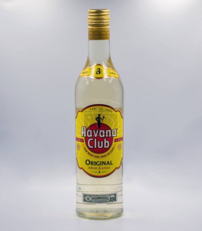 Téléchargez les photos : Kiev, Ukraine - 16 septembre 2023 : Tournage studio de Havana Club Original Cuban rum bottle closeup against white. Fabriquée à Santa Cruz del Norte, Cuba, la marque a été fondée en 1878. - en image libre de droit