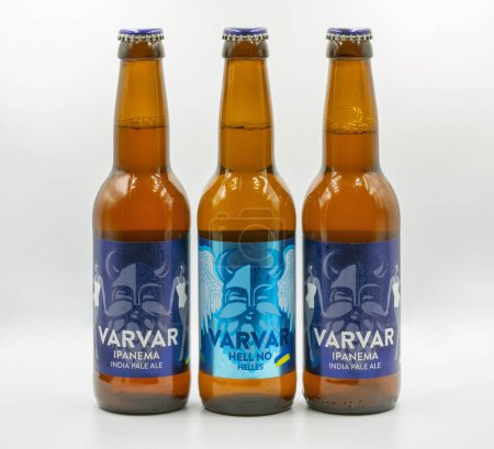 Foto de Kiev, Ucrania - 08 de enero de 2023: Sesión de estudio de Varvar Ipanema India pale ale and Hell No India helles Ukrainian craft beer bottles closeup on white. - Imagen libre de derechos