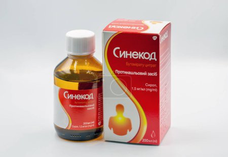 Téléchargez les photos : Kiev, Ukraine - 04 février 2024 : Tournage en studio de GSK Sinecod sirop médicaments utilisés pour supprimer la toux pack gros plan sur blanc. - en image libre de droit