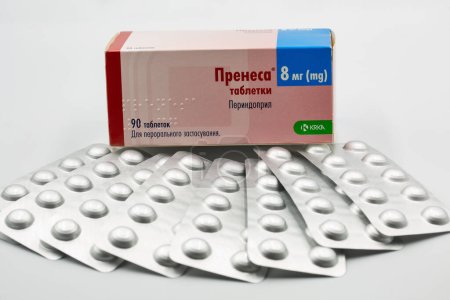 Foto de Kiev, Ucrania - 22 de marzo de 2024: Medicamento antihipertensivo Prenessa por KRKA, caja genérica de perindopril y ampollas primer plano contra el blanco. Krka es una compañía farmacéutica internacional. - Imagen libre de derechos