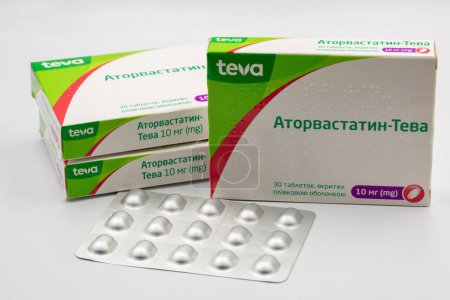 Foto de Kiev, Ucrania - 22 de marzo de 2024: Atorvastatina medicamento genérico por Teva primer plano contra los blancos. Es un medicamento utilizado para prevenir enfermedades cardiovasculares y tratar niveles anormales de lípidos.. - Imagen libre de derechos