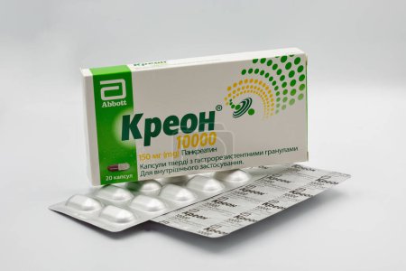 Téléchargez les photos : Kiev, Ukraine - 29 mars 2024 : Creon pancréatine 10000 médicament d'Abbott pour l'insuffisance pancréatique exocrine qui peut être causée par une pancréatite chronique, une fibrose kystique, une pancréatectomie partielle. - en image libre de droit