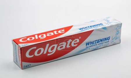 Téléchargez les photos : Kiev, Ukraine - 23 décembre 2023 : Colgate fluoride Whitening toothpaste pack close seup. Colgate fabrique une large gamme de dentifrices, brosses à dents et rince-bouche. - en image libre de droit