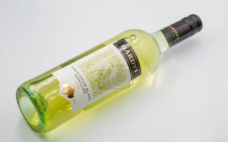 Téléchargez les photos : Kiev, Ukraine - 04 février 2024 : Tournage studio de Hardys 2020 Chardonnay Semillon Blanc Bouteille de vin blanc sec australien gros plan sur blanc. - en image libre de droit