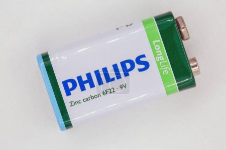 Téléchargez les photos : Kiev, Ukraine - 10 juillet 2022 : Tournage en studio de la batterie au carbone zinc Philips LongLife 6F22 9V pour appareils portables en gros plan sur blanc. Philips est une société néerlandaise fondée à Eindhoven en 1891.. - en image libre de droit