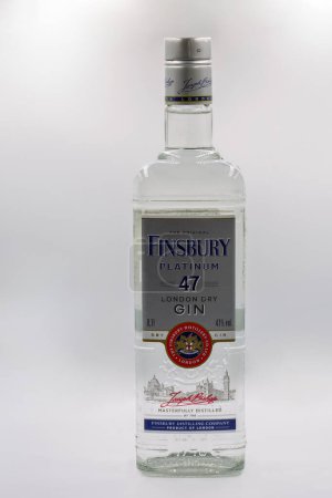 Téléchargez les photos : Kiev, Ukraine - 09 juin 2023 : Tournage studio de Finsbury Platinum 47 London dry gin bottle closeup sur fond blanc. - en image libre de droit