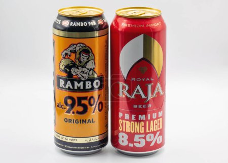 Foto de Kiev, Ucrania - 10 de septiembre de 2023: Sesión de estudio de Rambo y Raja Obolon latas de cerveza fuerte primer plano contra el blanco. - Imagen libre de derechos