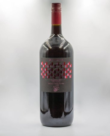 Téléchargez les photos : Kiev, Ukraine - 20 juillet 2023 : Tournage studio de Serenissima Cabernet Veneto IGT rouge bouteille de vin sec gros plan sur fond blanc. - en image libre de droit