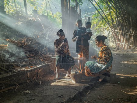 Foto de Yogyakarta, Indonesia, 25 de mayo de 2022. mujer que vende medicina tradicional a base de hierbas en una canasta y frascos - Imagen libre de derechos